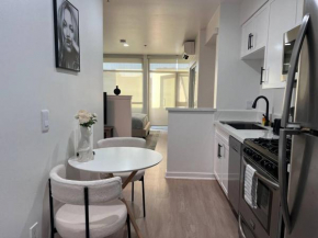 Fortuna-Seaside Retreat in Santa Monica, steps to the beach, free parking